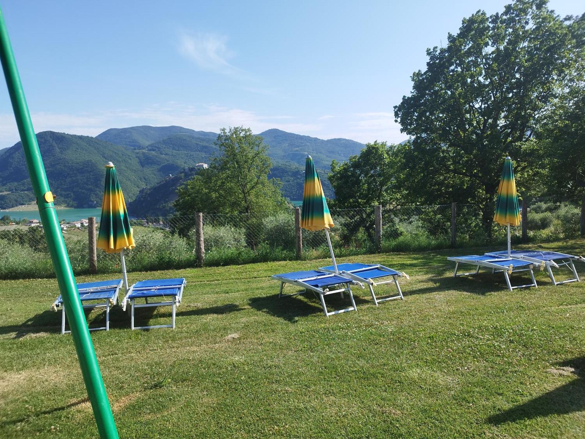 Agriturismo Le Cascine Кастель-ді-Тора Екстер'єр фото