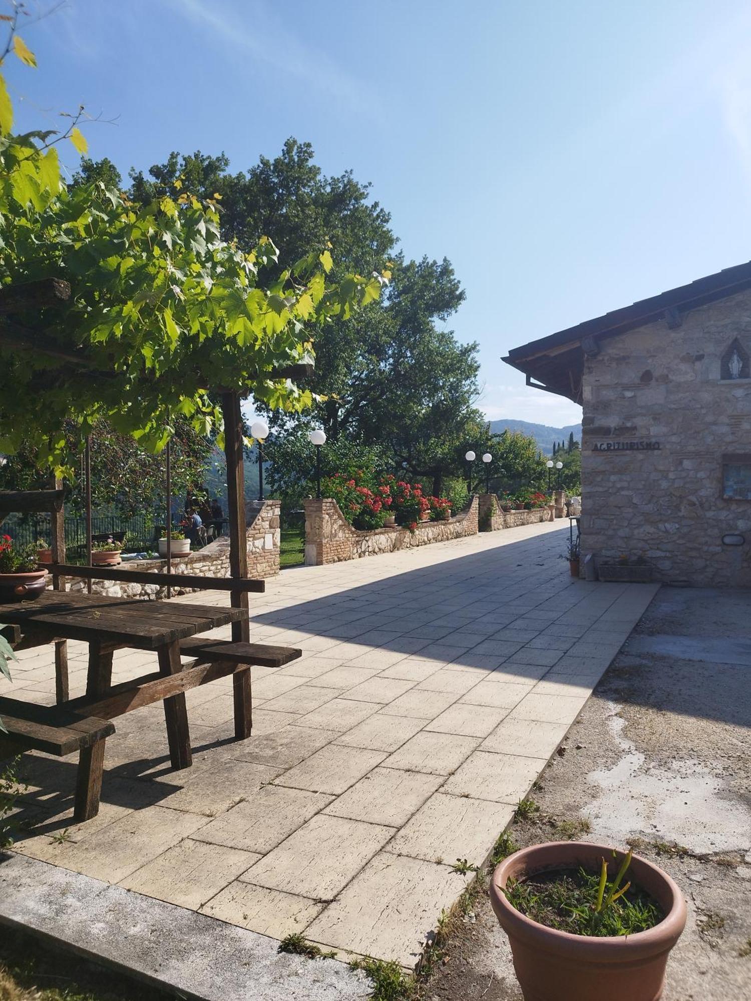 Agriturismo Le Cascine Кастель-ді-Тора Екстер'єр фото